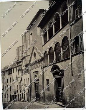 PHOTOGRAPHIE DE PAOLO LOMBARDI D' UNE RUELLE A SIENNE ( SIENA ) EN ITALIE. CIRCA 1870. (Weight= 4...