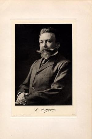 Imagen del vendedor de Portrait, Heliograv�re nach Photo, 18 x 26 cm. a la venta por Antiq. F.-D. S�hn - Medicusbooks.Com