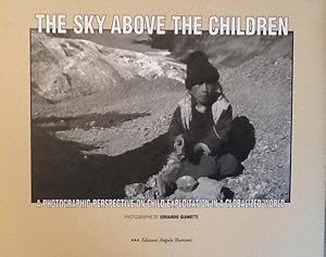 Bild des Verkufers fr Il cielo sopra i bambini. Indagine fotografica sullo sfruttamento minorile nel mondo globalizzato zum Verkauf von Artful Dodger Books