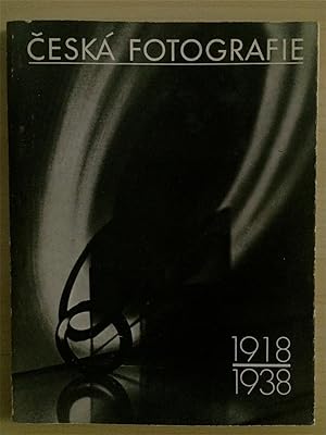 Bild des Verkufers fr CESKA FOTOGRAFIE 1918-1938, Vystava ze sbirek Moravske galerie v Brne 26.6.-23.8.1981 / CZECH PHOTOGRAPHY 1918-1938, Exhibition from the collections of the Moravian Gallery in Brno 26.6.-23.8.1981 - 3 Volumes zum Verkauf von ART...on paper - 20th Century Art Books