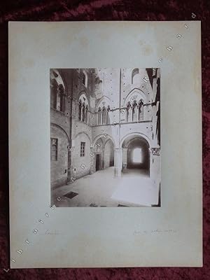 Image du vendeur pour Photographie ancienne : Italia, Siena (Sienne) - Palazzo Pubblico, Cortile (cour du palais public). mis en vente par Librairie Ancienne Richard (SLAM-ILAB)