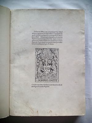 Image du vendeur pour [Folio (I) sin numerar, comienza en 8 lneas] Tullius de Officiis cum co(m)mentariis Petri Marsf(s)i / eiuf(s)q3(ue) recognitione & addito(n)nibus. Cuius epif(s)tolas / quaef(s)o q(quam) f(s)edulo perlegas & in principio & in calce o- / peris editaf(s). Inf(s)unt preterea paradoxa:de amicic(t)ia / de f(s)enectute cum interpretibus f(s)uis. Quae omnia no- / u(v)iff(ss)ime per Paulum Malleolum exacte sunt reu(v)isa:ca / f(s)tigataq3(ue). A quo tabula quoq3(ue) tam rerum q(quam) u(v)ocabu- / lorum notabilium inf(s)uper est adiecta. [Sigue debajo la marca del librero grabada en madera. Arbol al centro con un bho posado en su rama izquierda y otras dos aves ms en la copa y la rama derecha del arbol, len y leopardo a los lados del arbol, sujetando un escudo con las iniciales del librero I. P. anudadas, todo flanqueado por dos arboles con sendos angelitos en sus ramas superiores. Y al pie del grabado el nombre en maysculas del librero IEHAN PETIT]. [Debajo del grabado, en 2 lneas dice] V mis en vente par Librera Miguel Miranda