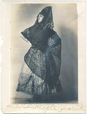 María Barrientos (1884-1946) : Photographic portrait, inscribed, signed & dated (1921) by the singer