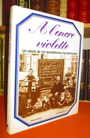 Bild des Verkufers fr A l'encre violette : Un sicle de vie quotidienne  la communale. zum Verkauf von Dj Jadis