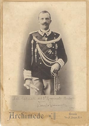 Immagine del venditore per Fotografia originale di Vittorio Emanuele III, applicata su cartoncino intestato al fotografo (Archimede, Brescia, Via S. Zenino, n. 3), mm. 209x160 la fotografia, mm. 255x170 il cartoncino. Nella fotografia, sotto alla figura del re in alta uniforme, sempre in riproduzione fotografica, spicca la dedica manoscritta: "Agli Ufficiali del 3 Reggimento Bersaglieri. Vittorio Emanuale, 1901". venduto da Libreria Oreste Gozzini snc