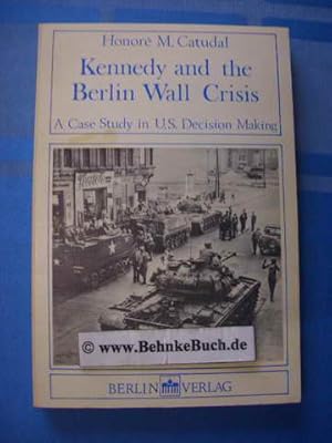 Imagen del vendedor de Kennedy and the Berlin wall crisis : a case study in U.S. decision making. Honor M. Catudal. Foreword by Martin J. Hillenbrand. [Sponsored by the Atlant. Council of the United States], Politologische Studien ; Nr. 17 a la venta por Antiquariat BehnkeBuch