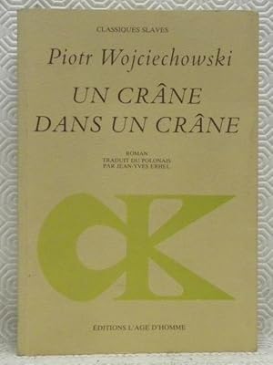 Seller image for Un crne dans un crne. Roman traduit du polonais par Jean-Yves Erhel. Collection: "Classiques Slaves". for sale by Bouquinerie du Varis