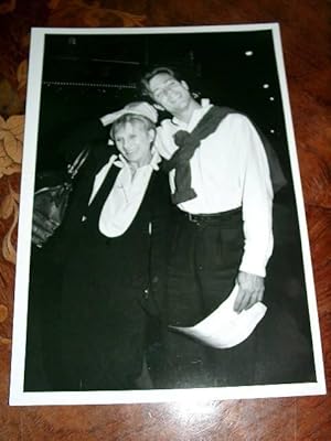 PHOTO-PRESSE en NOIR Légende au dos : Cloris Leachman and son, Adam Englund attend the premiere s...