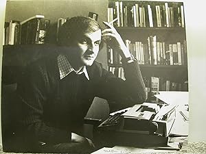 Bild des Verkufers fr (Midnight s Children) - Original photograph of Rushdie in 1981 by Mark Gerson zum Verkauf von Yves G. Rittener - YGRbookS