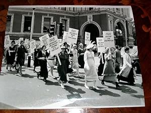 PHOTO-PRESSE en noir Légende au dos : Women's Institute members wore the fashions of the 68 years...