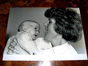 Imagen del vendedor de PHOTO-PRESSE en noir et blanc. Lgende au dos : ELAINE DOUGLAS. a la venta por JOIE DE LIRE