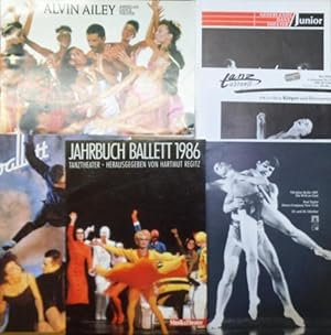 Image du vendeur pour Jahrbuch Ballett 1986 / Ballett international 1988 / Paul Taylor Dance Company New York 1987 ; Alvin Ailey American Dance Theater 1987 ; Tanz aktuell Mai 1988 3. Jahrg. No. V ; Nederlands Dans Theater Junior Group 1987. Originalprogrammhefte- und ZeitschriftenTanz- und Ballett. Konvolut aus 6 Heften. mis en vente par Antiquariat Carl Wegner