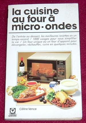 Seller image for LA CUISINE AU FOUR A MICRO-ONDES for sale by LE BOUQUINISTE