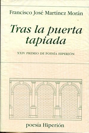 Seller image for Tras la puerta tapiada / Francisco Martnez Morn (Poesa Hiperin 591). for sale by Antiquariat & Buchhandlung Rose