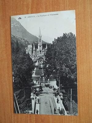 Imagen del vendedor de CPA : LOURDES la basilique et l'esplanade 31 a la venta por KEMOLA