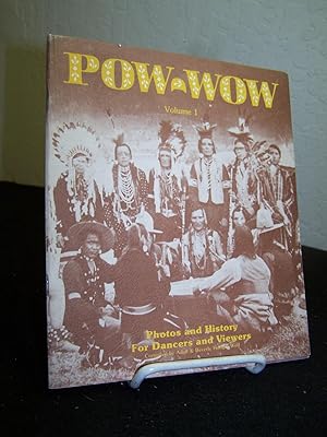 Bild des Verkufers fr POW-WOW (Volume 1). Photos and History For Dancers and Viewers. zum Verkauf von Zephyr Books