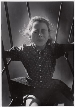 Mädchen in Schiffschaukel. Vintage, Silbergelatine-Abzug, um 1950, 24 x 18 cm