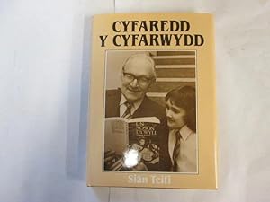 Image du vendeur pour Cyfaredd y cyfarwydd: Astudiaeth o fywyd a gwaith y prifardd T. Llew Jones mis en vente par Goldstone Rare Books