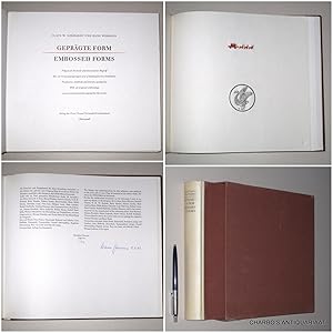 Immagine del venditore per Geprgte Form. Embossed forms. Prgen als Technik und literarischer Begriff. Mit 50 Originalprgungen und 4 handsignierten Graphiken. Production methodes and literary quotations. With 50 original embossings and 4 embossed prints signed by the artists. venduto da Charbo's Antiquariaat