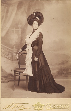 [Fotografia d'una attrice in costume da gran dama].