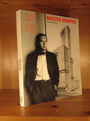 Immagine del venditore per Walter Gropius. Der Architekt Walter Gropius. Zeichnungen, Plne und Fotos aus dem Busch-Reisingrer Museum der Havard University Art museums, Cambridge/Mass. Und dem Bauhaus-Archiv Berlin. Mit einem kritischen Werkverzeichnis. venduto da Das Konversations-Lexikon