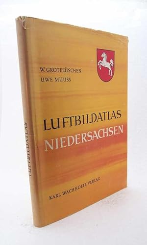 Seller image for Luftbildatlas Niedersachsen : Eine Landeskunde in 86 farbigen Luftaufnahmen / Wilhelm Grotelschen ; Uwe Muuss. Mit Beitr. von Christian Degn [u.a.] [Ktn.-Zeichn.: Erwin Raeth] for sale by Versandantiquariat Buchegger