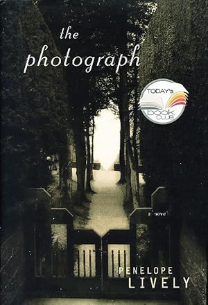 Bild des Verkufers fr THE PHOTOGRAPH. A Novel. zum Verkauf von Bookfever, IOBA  (Volk & Iiams)