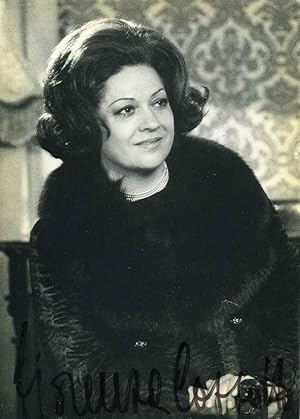 Photograph signed by Fiorenza Cossotto.