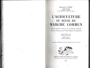 Seller image for L'AGRICULTURE AU SEUIL DU MARCHE COMMUN. ASPECTS FONDAMENTAUX DU PROBLEME AGRICOLE DANS LA COMMUNAUTE ECONOMIQUE EUROPEENE. for sale by Librera Javier Fernndez