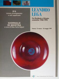 Imagen del vendedor de LEANDRO LEGA. Fra Occidente e Oriente: ceramiche 1958-1992. Faenza, 15 marzo - 18 maggio 1997. Giornale di Mostra. a la venta por EDITORIALE UMBRA SAS