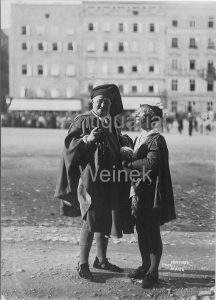 S/W Fotographie auf dem Residenzplatz als Dicker und Dünner Vetter. [Hochformat ca. 15 x 11 cm]