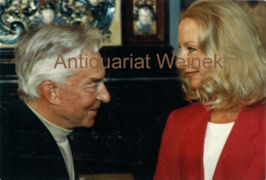 Farbfotografie von Karajan und seiner Frau. [Querformat ca. 10 x 15 cm]