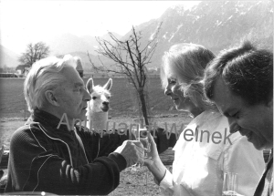 S/W Fotografie von H. v. Karajan und seiner Frau in privater Runde im Garten (Blick Richtung Unte...