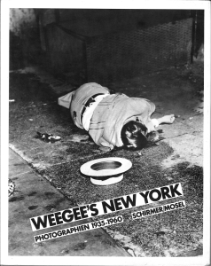 Imagen del vendedor de Weegee's New York. Photographien 1935 - 1960. Mit einem Autobiographischen Text von Weegee. (bs. von R. Kaiser). a la venta por Antiquariat Weinek