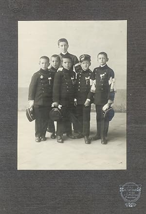 Gruppo di sei bambini in divisa (probabilmente di un collegio).