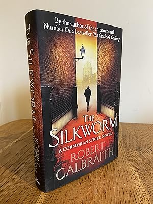 Bild des Verkufers fr The Silkworm >>>> A BEAUTIFUL SIGNED UK 1ST EDITION - 1ST PRINTING HARDBACK - SIGNED BY JK ROWLING AS "ROBERT GALBRAITH"+ AUTHENTICATING HOLOGRAM + EVENT TICKET <<<< zum Verkauf von Zeitgeist Books