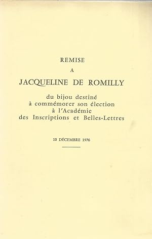 Remise a Jacqueline de Romilly du bijou destiné à commémorer son élection à l'Académie des Inscri...