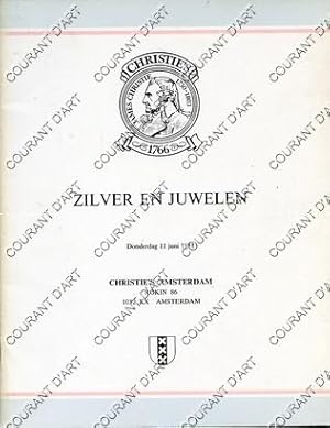 ZILVER EN JUWELEN. [EEN GECONTOURNEERD HOUTEN ETUI 18E. ACHTLOBBIGE GEDREVEN GEGRANULEERDE EN GEC...