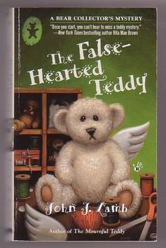 Imagen del vendedor de The False-Hearted Teddy (A Bear Collector's Mystery, #2) a la venta por Ray Dertz