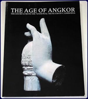 THE AGE OF ANGKOR. Treasures from the National Museum of Cambodia. Photographs By John Gollings.