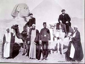 Originalphotographie um 1900. Zwei Europäer auf Kamelen und vier ägyptische Begleiter vor Pyramid...