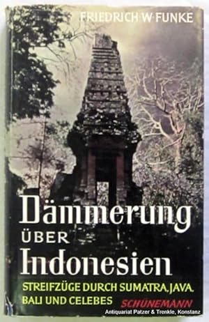 Bild des Verkufers fr Dmmerung ber Indonesien. Streifzge durch Sumatra, Java, Bali und Celebes. Bremen, Schnemann, 1959. Mit Karten auf den Vorstzen u. zahlreichen fotografischen Tafelabbildungen. 249 S., 3 Bl. Or.-Lwd. mit Schutzumschlag. zum Verkauf von Jrgen Patzer