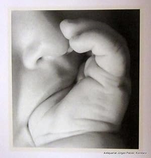 Bild des Verkufers fr Babys pur. Aus dem Englischen von Veronika Straa. Mnchen, Knesebeck, 1998. 4to. Durchgehend mit fotografischen Abbildungen. 112 S. Or.-Pp. mit Schutzumschlag. (ISBN 3896600389). zum Verkauf von Jrgen Patzer