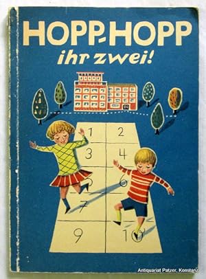 Imagen del vendedor de Hopp-hopp ihr zwei. Ein Rechenbungsbuch fr die 2. Klasse. Mnchen, Bayerischer Schulbuch-Verlag, 1956. Mit zahlreichen, teils farbigen Illustrationen von Beatrice Braun-Fock. 68 S., 2 Bl. Farbiger Or.-Kart.; Kanten beschabt. a la venta por Jrgen Patzer