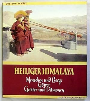 Imagen del vendedor de Heiliger Himalaya. Menschen und Berge, Gtter, Geister und Dmonen. Mnchen, Bruckmann, 1952. 4to. Mit Karten auf den Vorstzen, 8 Farbtafeln u. zahlreichen, meist ganzseitigen s/w fotografischen Abb. 120 S. Illustrierter Or.-Lwd. mit Schutzumschlag; Leinen leicht fleckig. a la venta por Jrgen Patzer