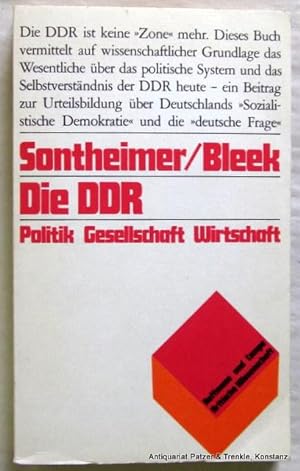 Imagen del vendedor de Die DDR. Politik, Gesellschaft, Wirtschaft. 10. Tsd. Hamburg, Hoffmann u. Campe, 1972. 259 S. Or.-Kart. (ISBN 3455090621). - Vorsatz gestempelt. a la venta por Jrgen Patzer