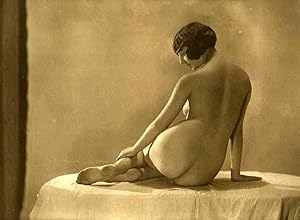 Bild des Verkufers fr Heliogravure originale. Nu, circa 1920. zum Verkauf von JOIE DE LIRE