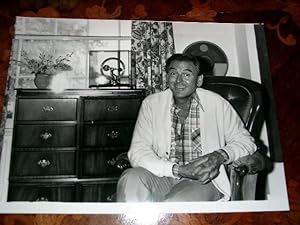 PHOTO-PRESSE en noir Légende au dos : BOB MONKHOUSES AT HIS BEDFORDSHIRE MANOR HOME.