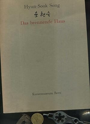 Bild des Verkufers fr das brennende Haus ; Handzeichnungen ; anlsslich der Ausstellung des zeichnerischen Werkes von Hyun-Sook Song vom 22. Juni bis 28. August 1988 . Herausgegeben vom Kunstmuseum Bern. Die Rohbersetzung des Textes von Song, Ki-Sook wurde von Frau Baeck, Jin-Sook besorgt. Signiert vom Autor auf dem Vorsatz??? zum Verkauf von Umbras Kuriosittenkabinett