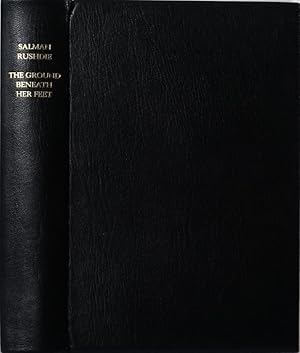 Imagen del vendedor de The ground beneath her feet. A novel. London, Jonathan Cape 1999. 4to. 575 Seiten. Schwarzer Orig.-Lederband mit Vollgoldschnitt. In Orig.-Schuber. a la venta por Antiquariat Schmidt & Gnther